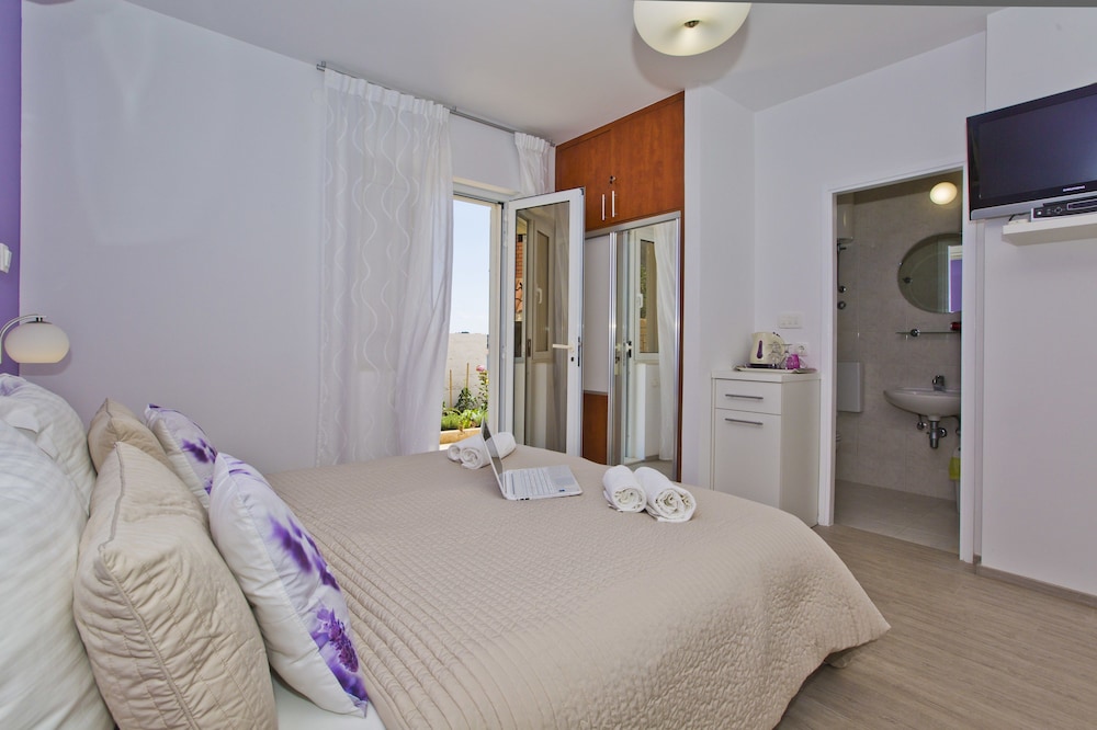 Violeta Hvar 23/72