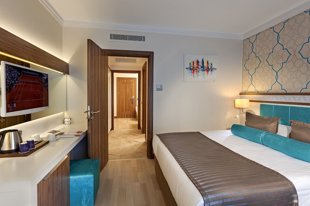 2 Bedrooms, Comfort, Queen and Twin Beds, Land Side, Sea View