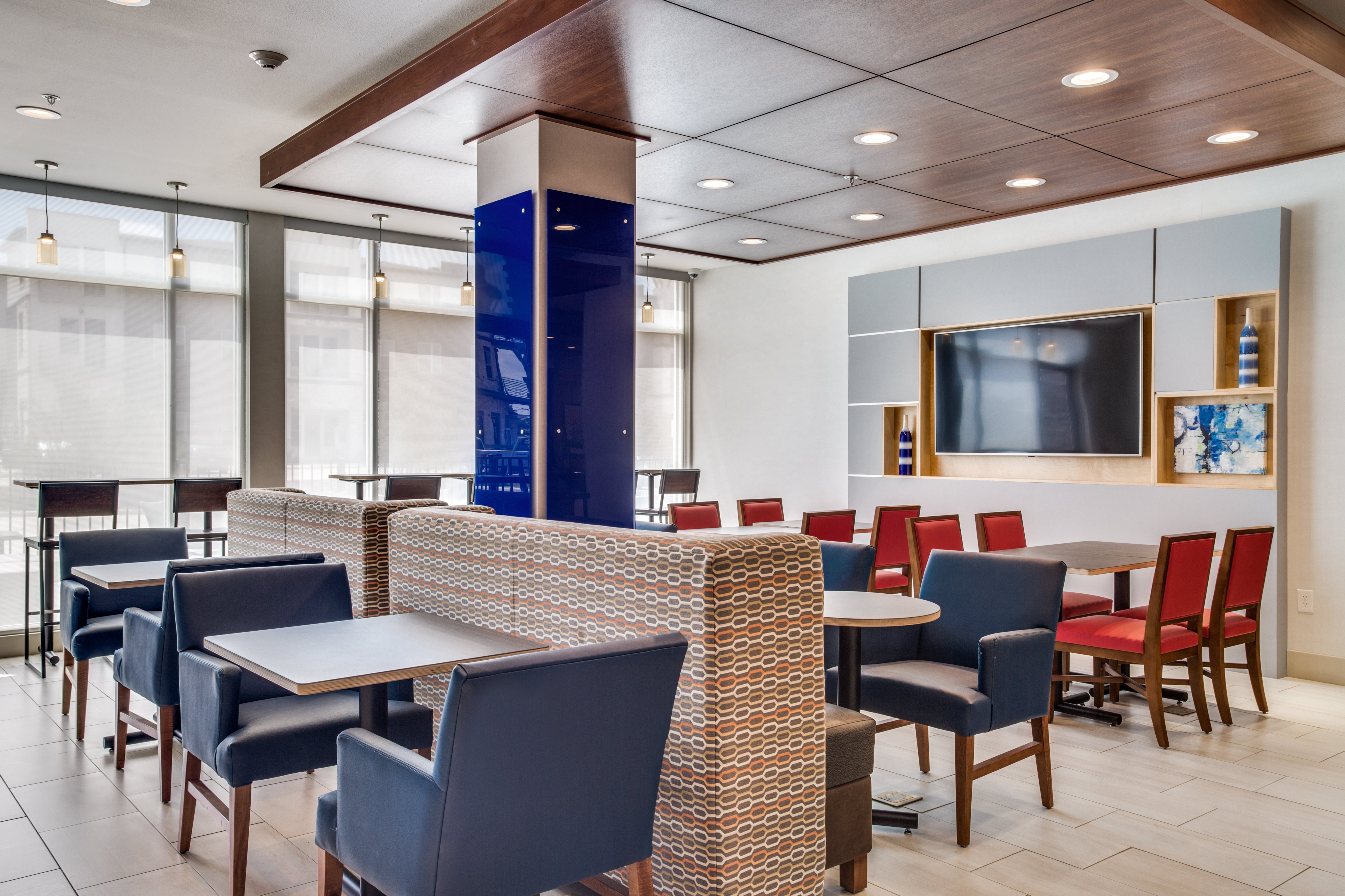 Holiday Inn Express and Suites Denton South 50/71