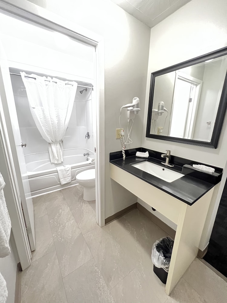 Travelodge By Wyndham Cochrane 20/32