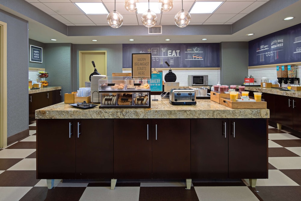 Hampton Inn Visalia 38/47