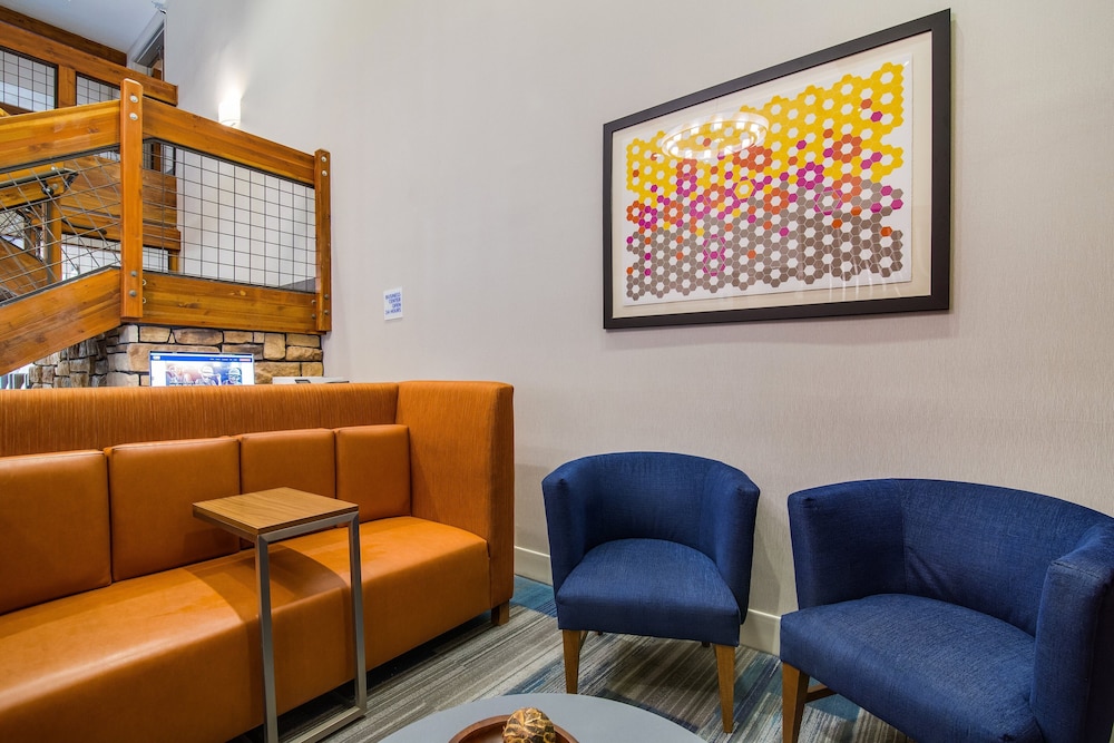 Holiday Inn Express and Suites Custer 48/59