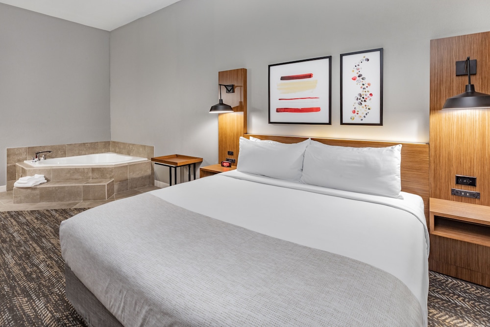 ROOM, KING BED, JETTED TUB