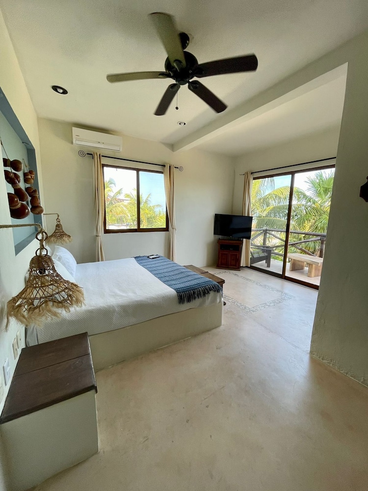 La Puerta Azul Beachfront Adults Only 8/50