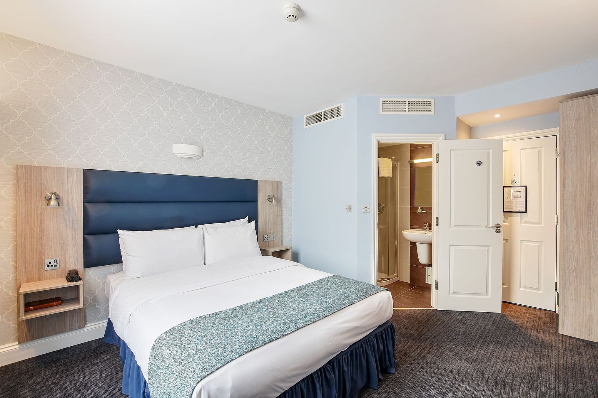 ROOM, DOUBLE BED
