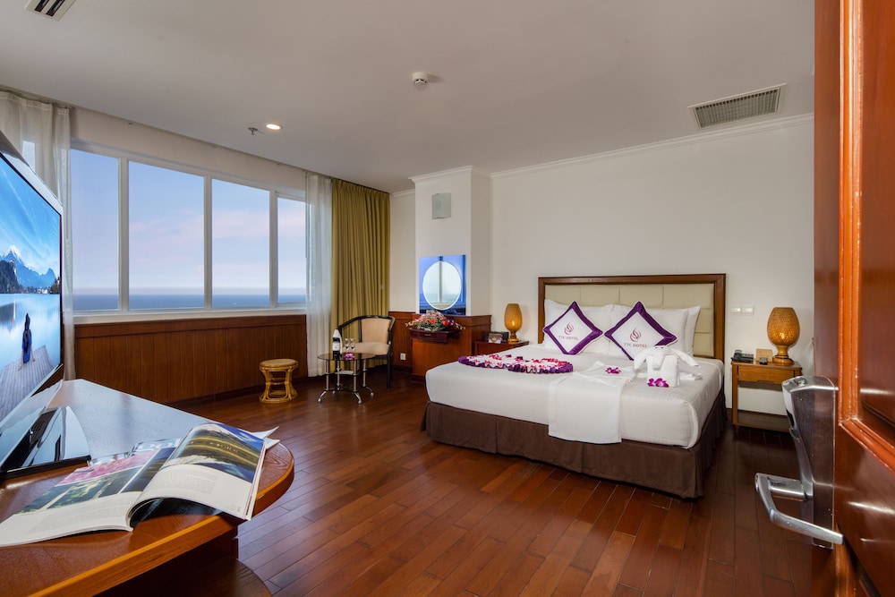 OCEAN, JUNIOR SUITE, KING BED