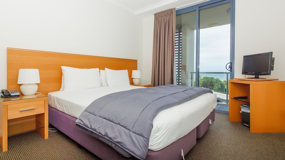 Swell Resort Burleigh Beach 16/50
