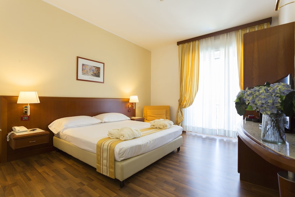 DELUXE, DOUBLE OR TWIN BED