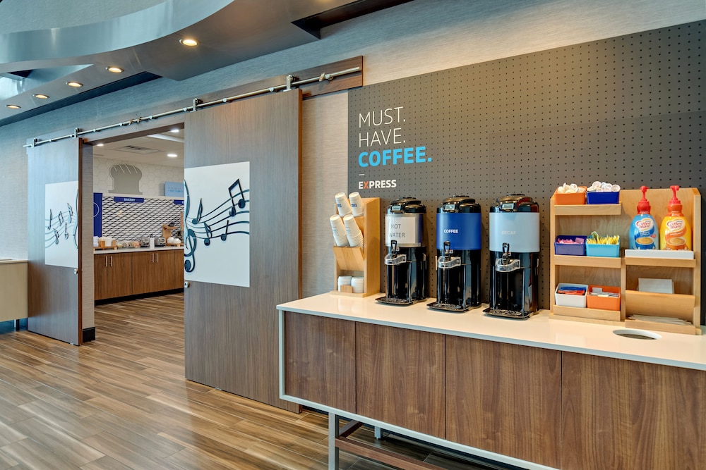 Holiday Inn Express Hotel and Suites Nashville-Opryland 54/64