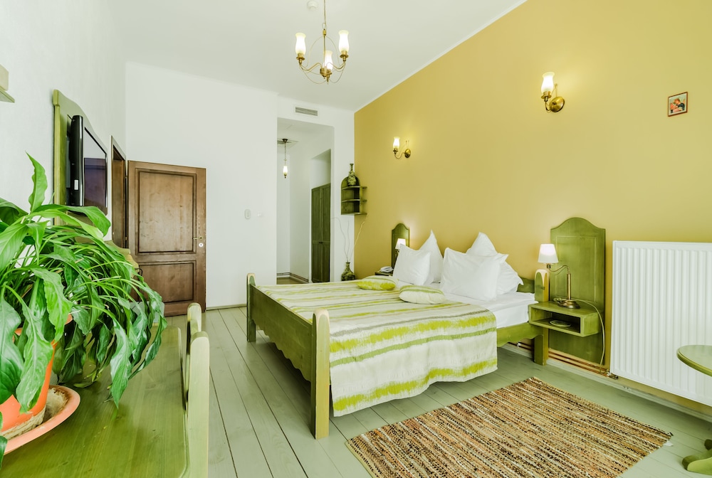 STANDARD, DOUBLE BED, MOUNTAIN VIEW