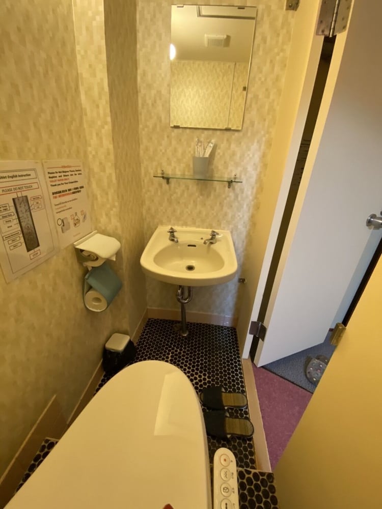 ROOM, TWIN BEDS