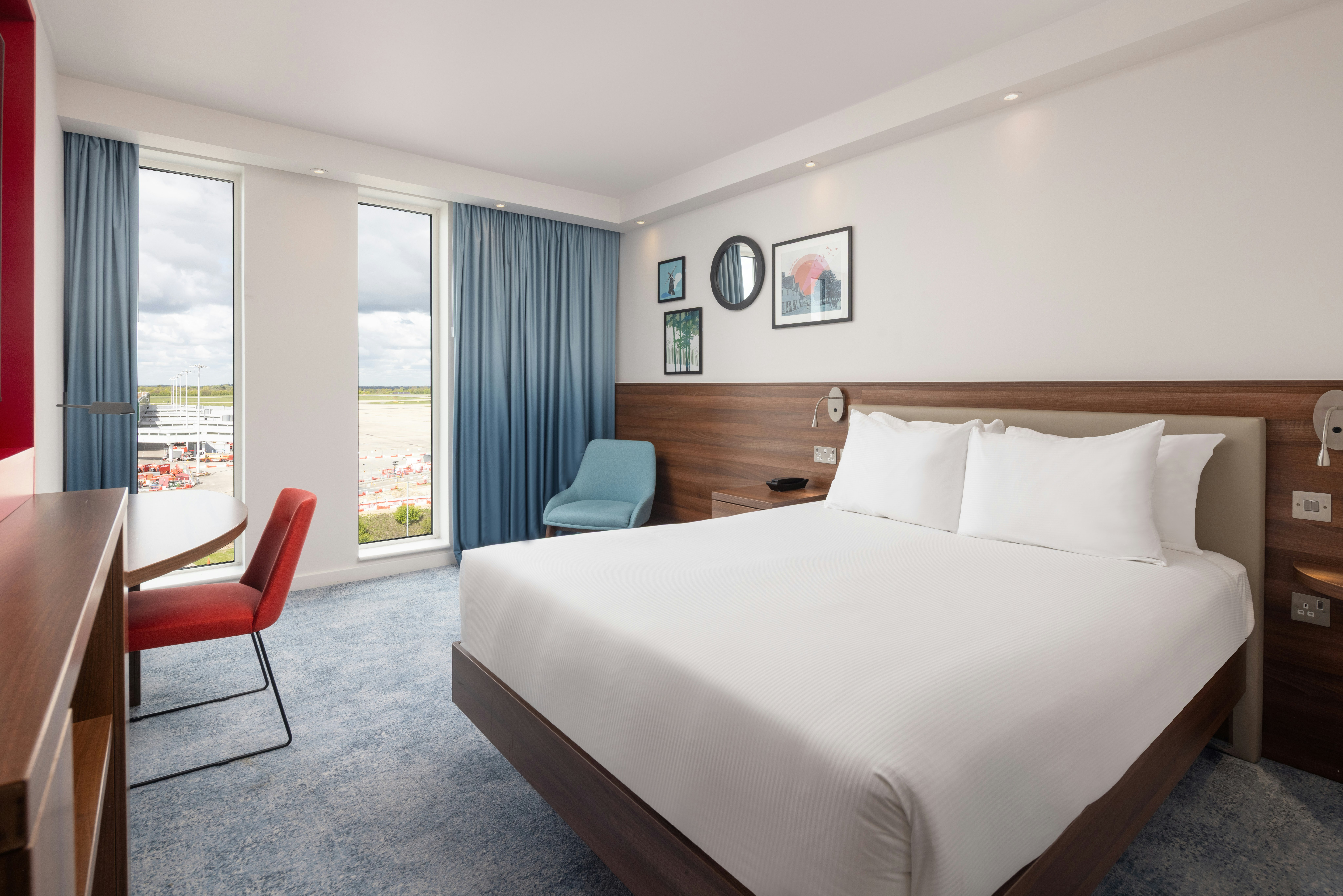 Room, Queen Bed, Runway View