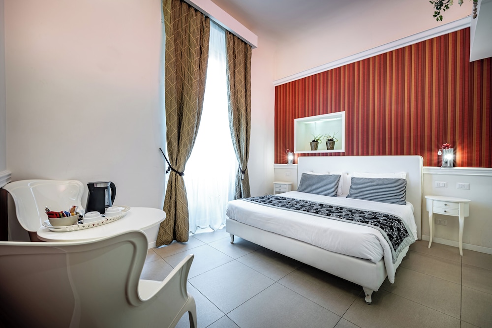 ROOM, DOUBLE BED