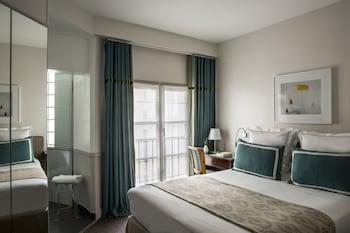 room, courtyard view