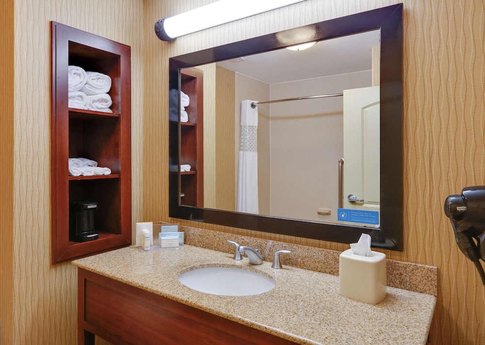 Hampton Inn and Suites Fort Worth/Forest Hill 18/46
