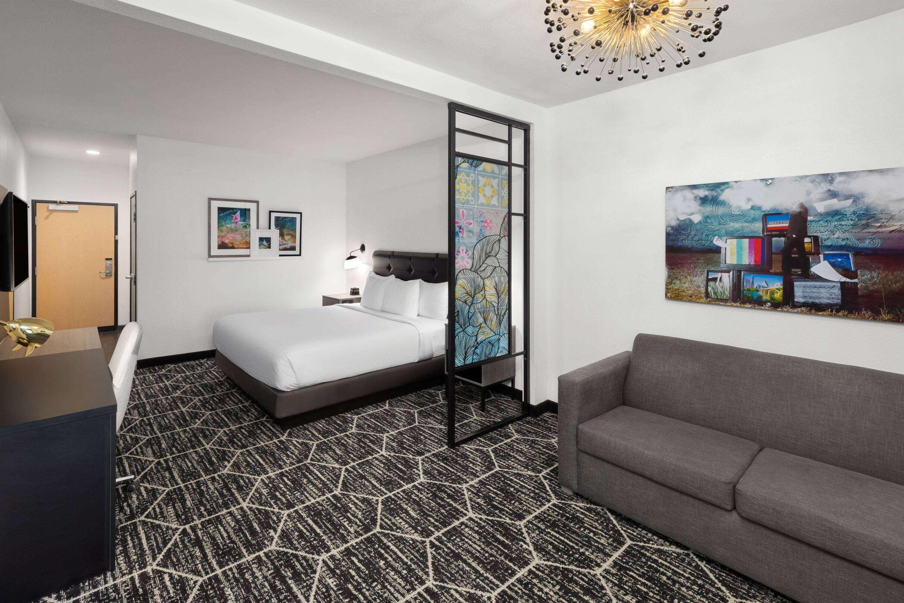SUITE, KING BED