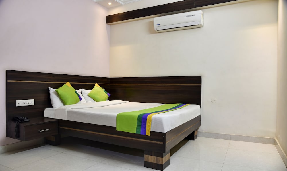 Oyo Rooms Sargam Cinemas 12/50