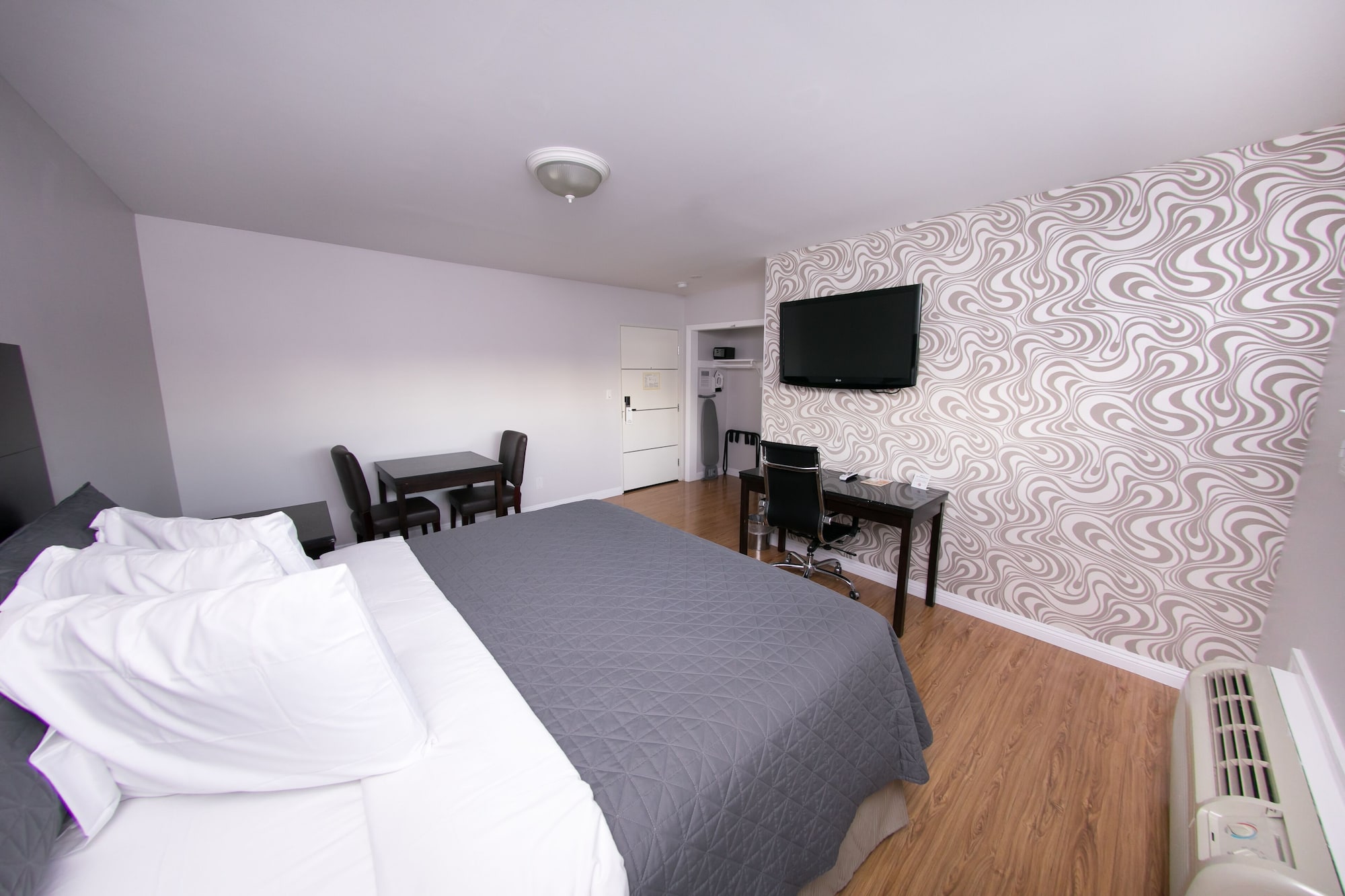 ROOM, KING BED