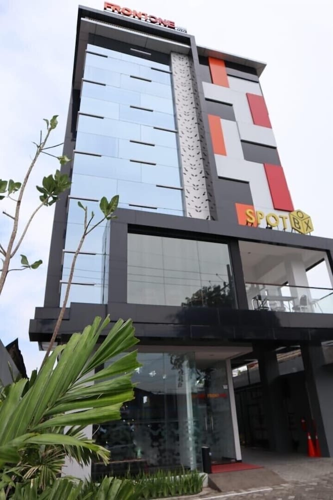 Front One Inn Kediri 3/61
