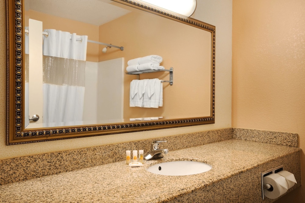 Days Inn & Suites Surprise 9/25