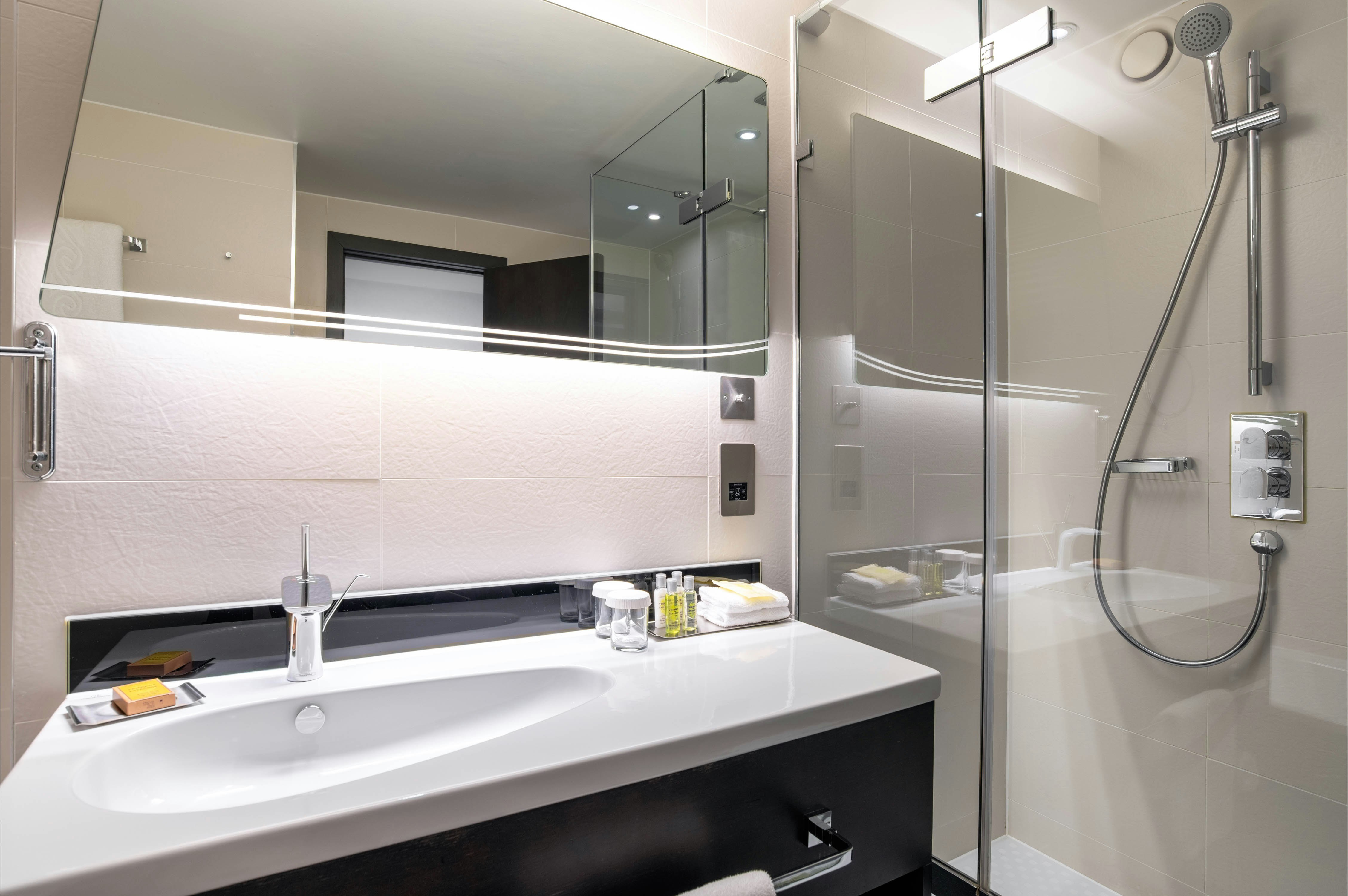 Junior Suite, King Bed, Hilton London Heathrow Airport 4/5