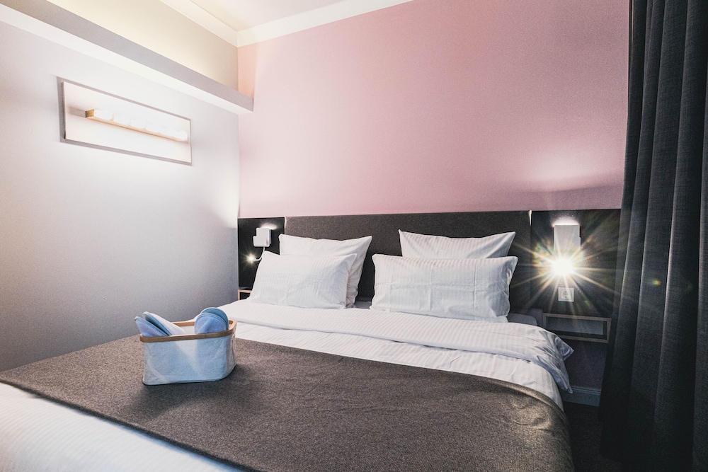 Mini, Suite, Queen Bed
