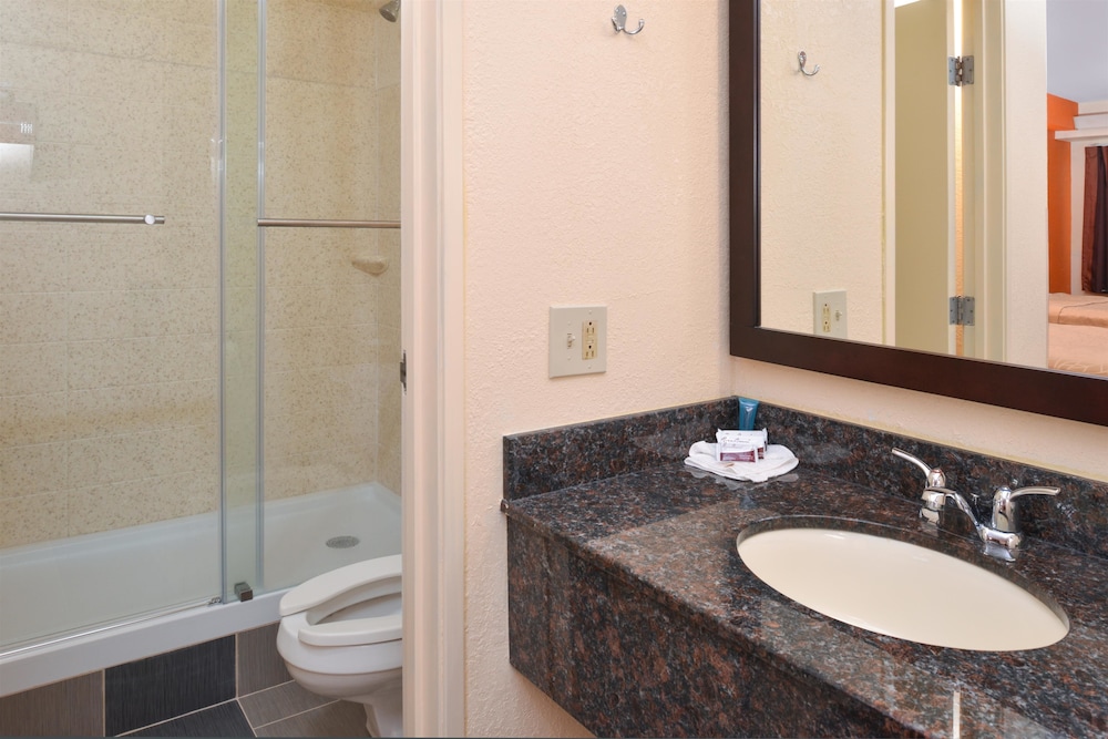 Americas Best Value Inn Pittsburgh Airport 17/36