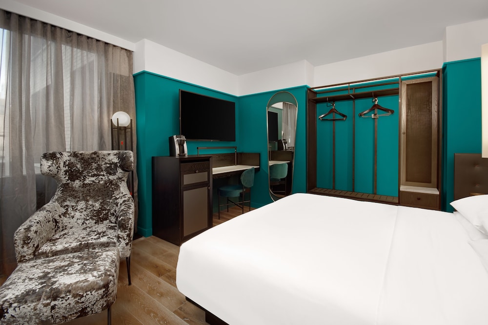 ROOM, KING BED