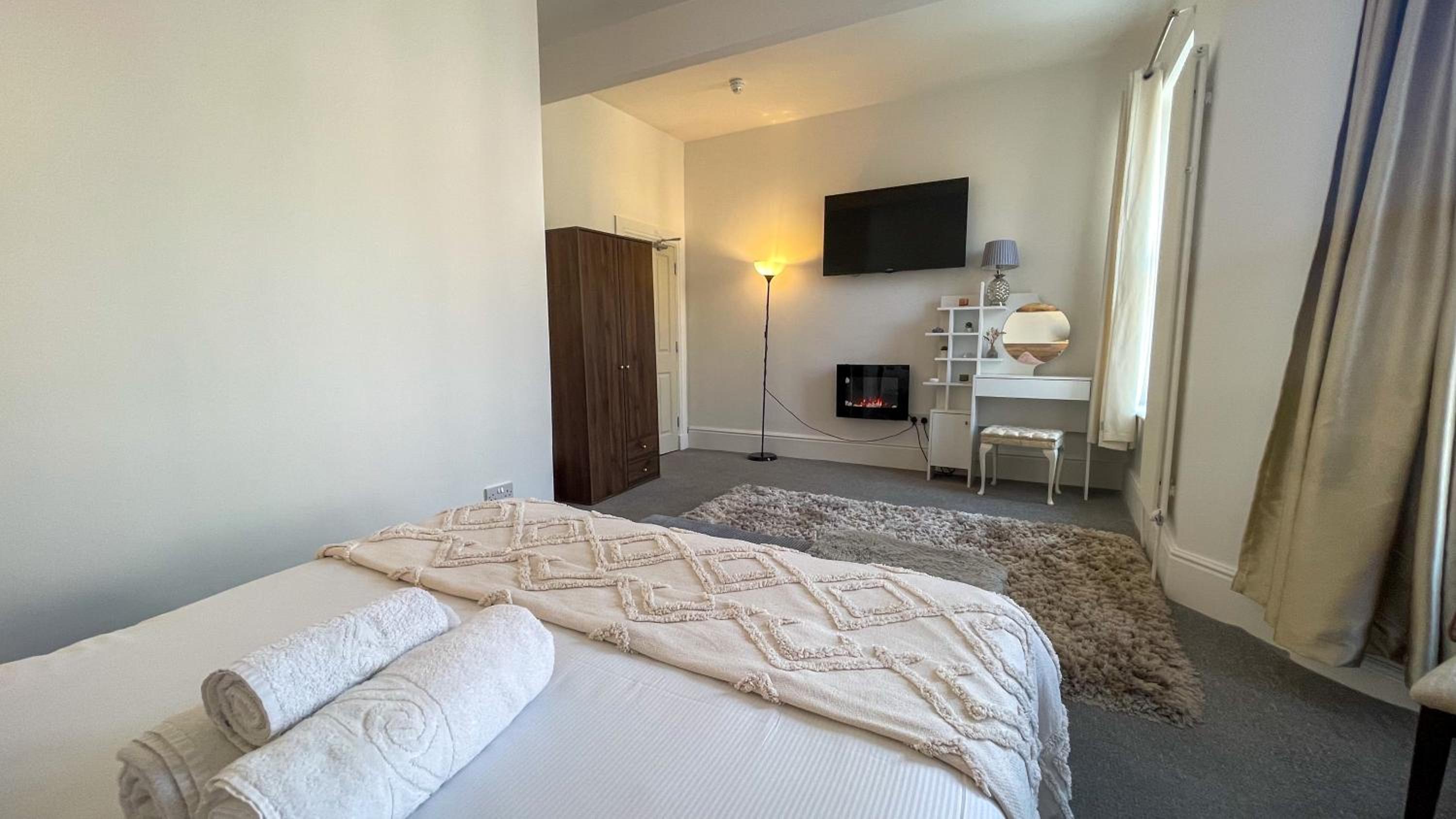 Deluxe, Double Bed, Side Sea View، My Guesthouse Blackpool 2/10