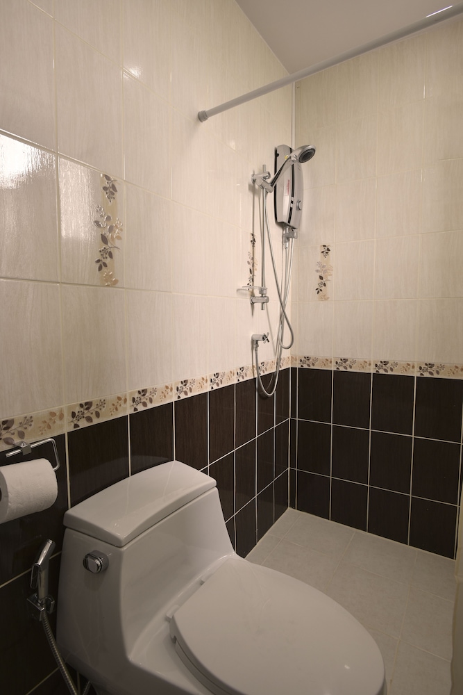Gold Airport Suites 63/66