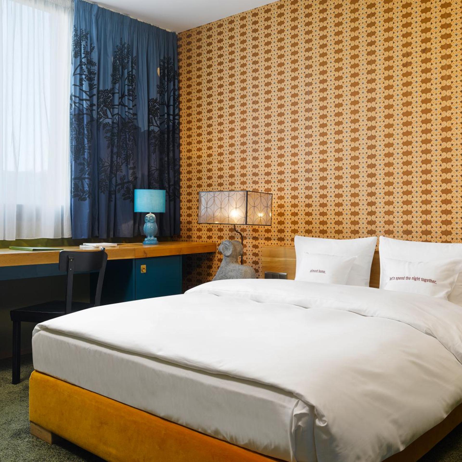West, Medium, King Bed