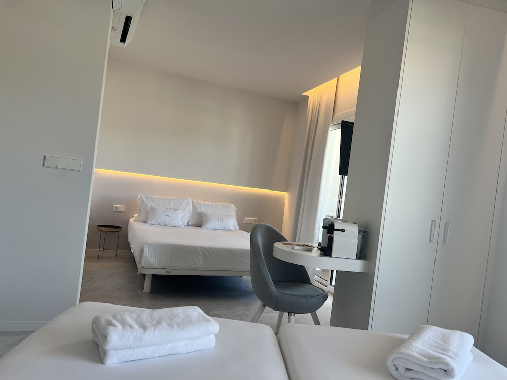 غرفة متصلة كومفورت عائلية بسريرين مزدوجين بإطلالة على المسبح بشرفة، Hotel Aromar 2/8