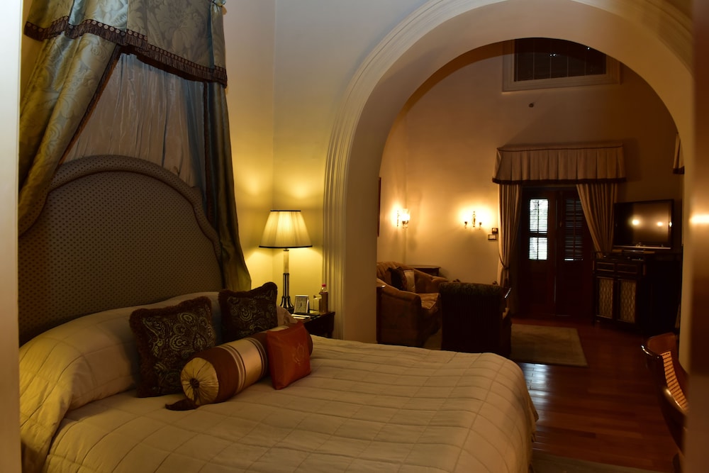 TAJ FALAKNUMA PALACE 27/81