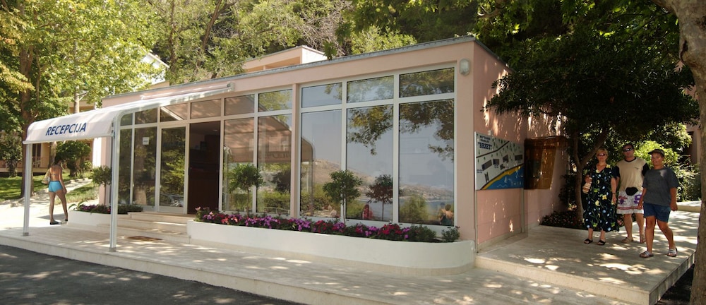 BRZET HOTEL OMIS 2/50
