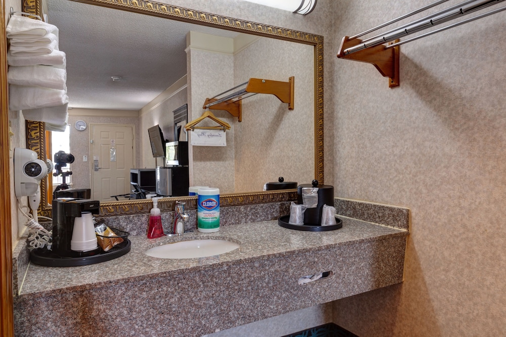 Deluxe Inn Fayetteville 58/61