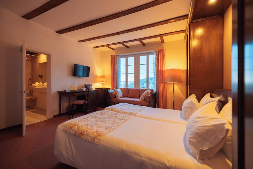 Standard, Twin Beds, Hill View
