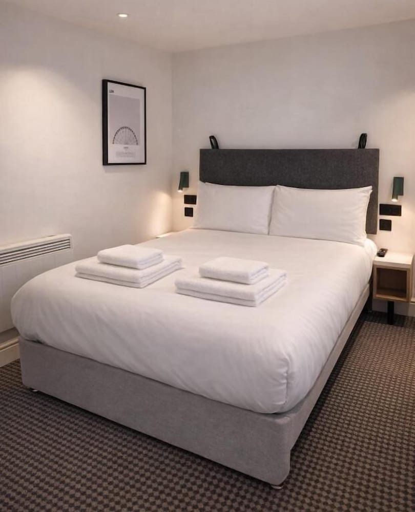 ROOM, DOUBLE BED, NO WINDOW