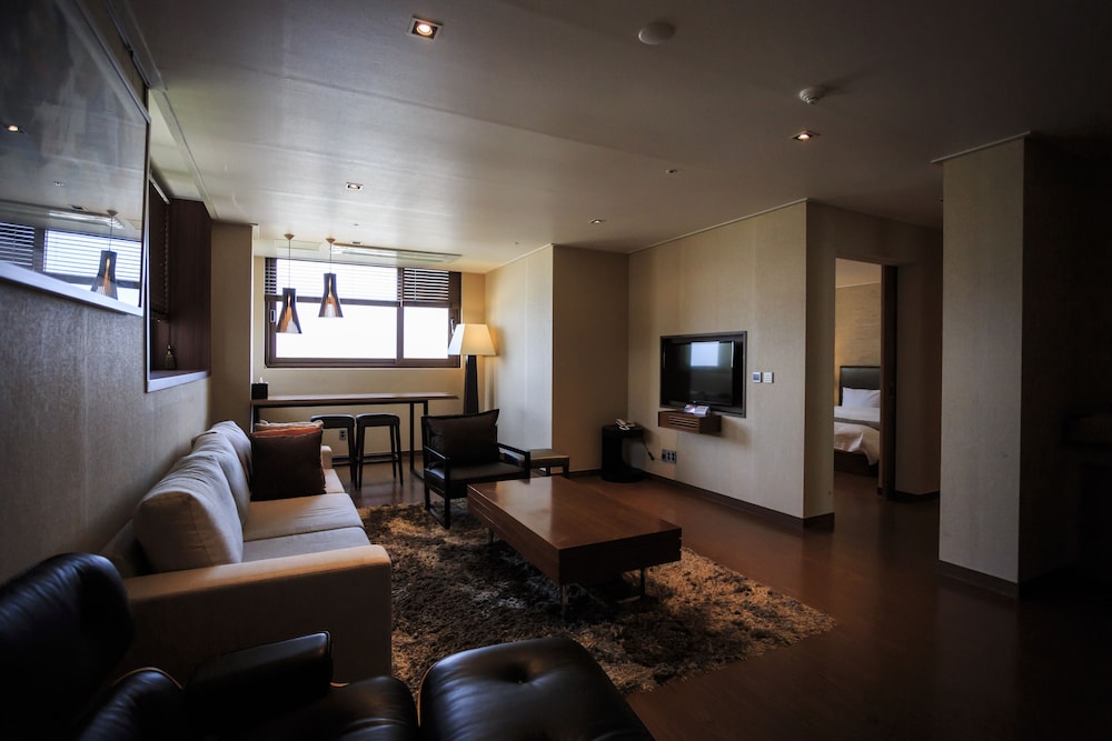 Hyunjin Tourist Hotel 47/72
