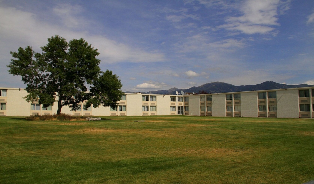 Field & Stream Lodge Bozeman 52/53