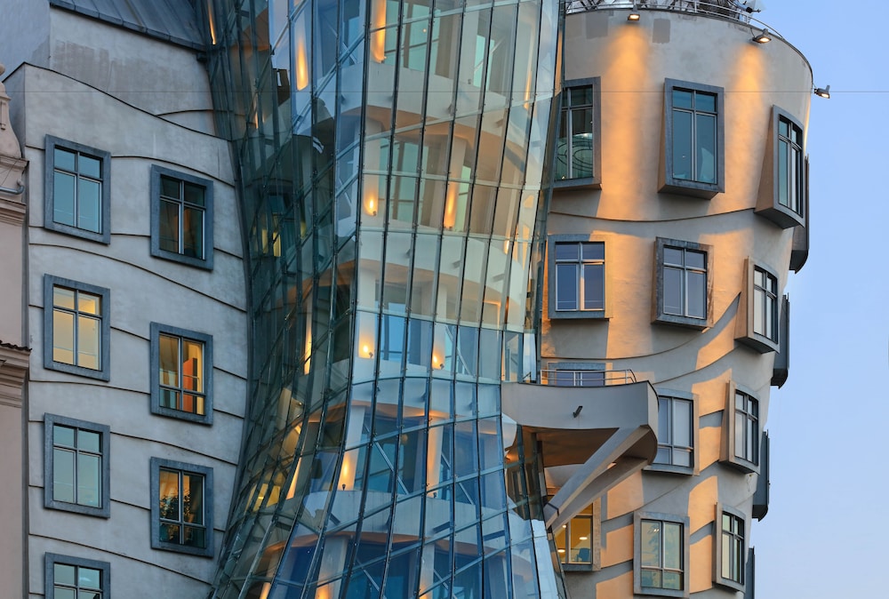 DANCING HOUSE HOTEL 66/75