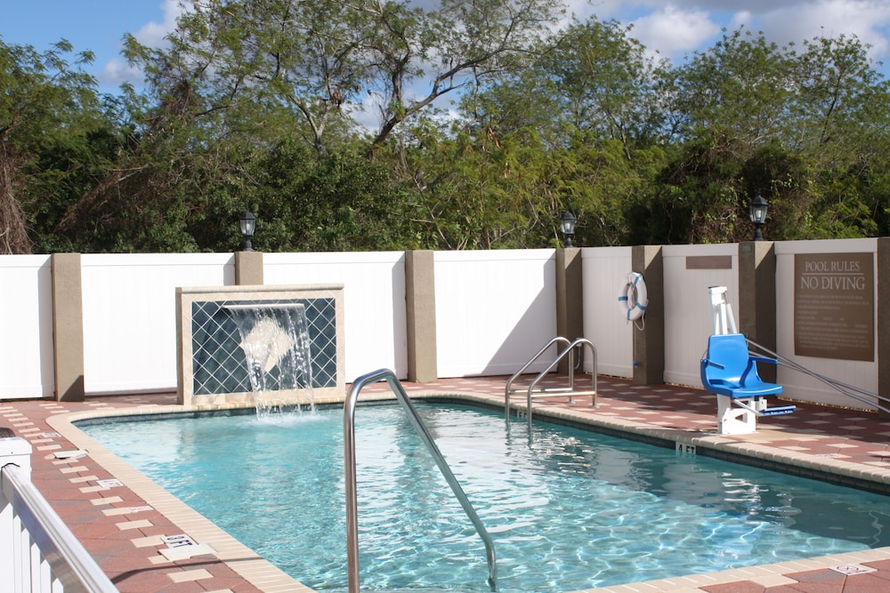 Country Inn and Suites by Radisson Tampa Airport North FL 7/48