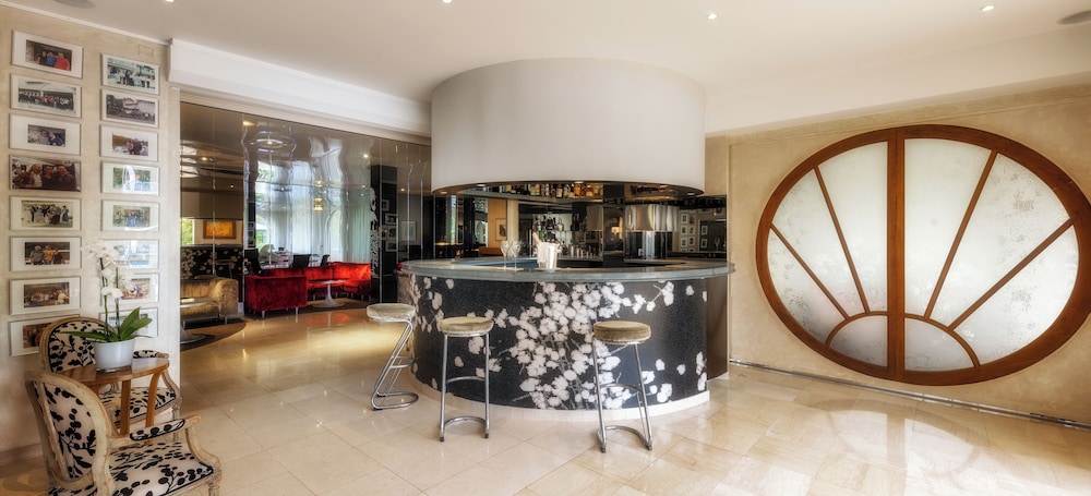 Relais and Chateaux Hotel La Reserve 1/37