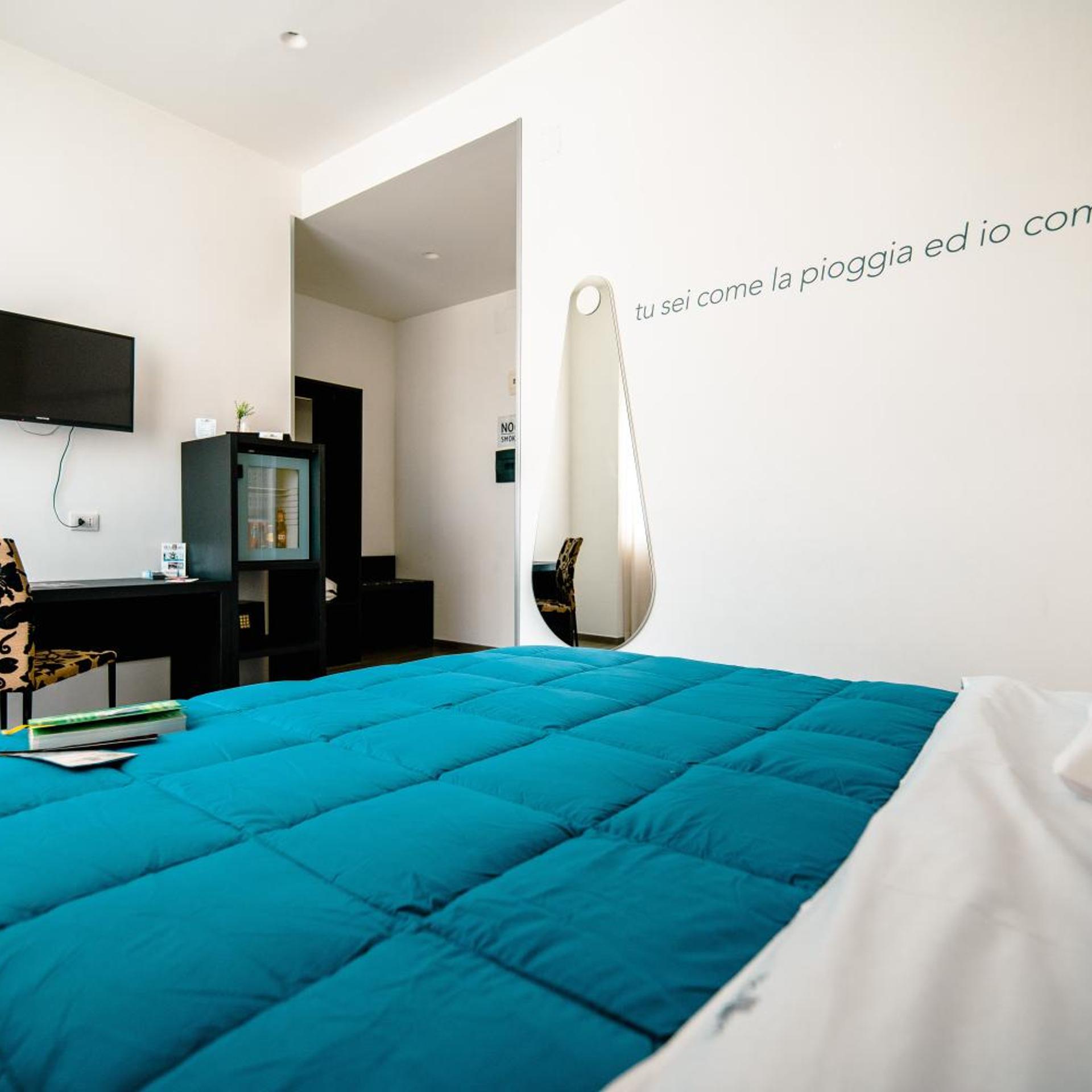 ROOM, DOUBLE BED