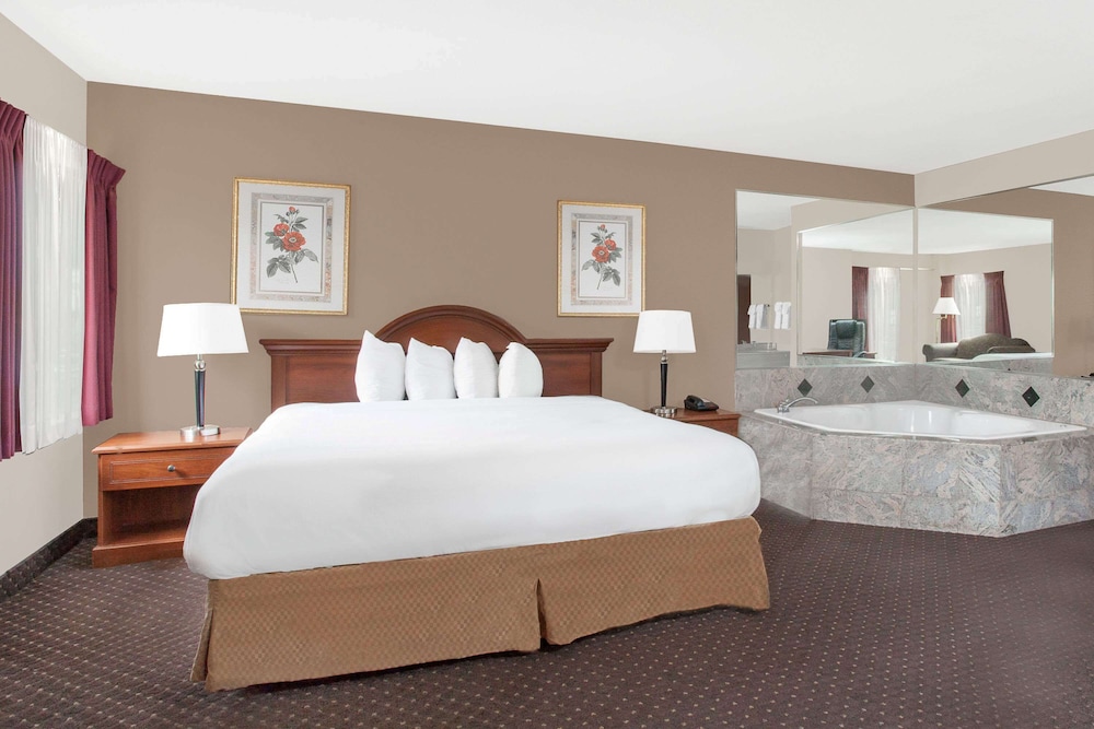 Baymont Inn & Suites by Wyndham San Marcos Outlet Malls 8/19