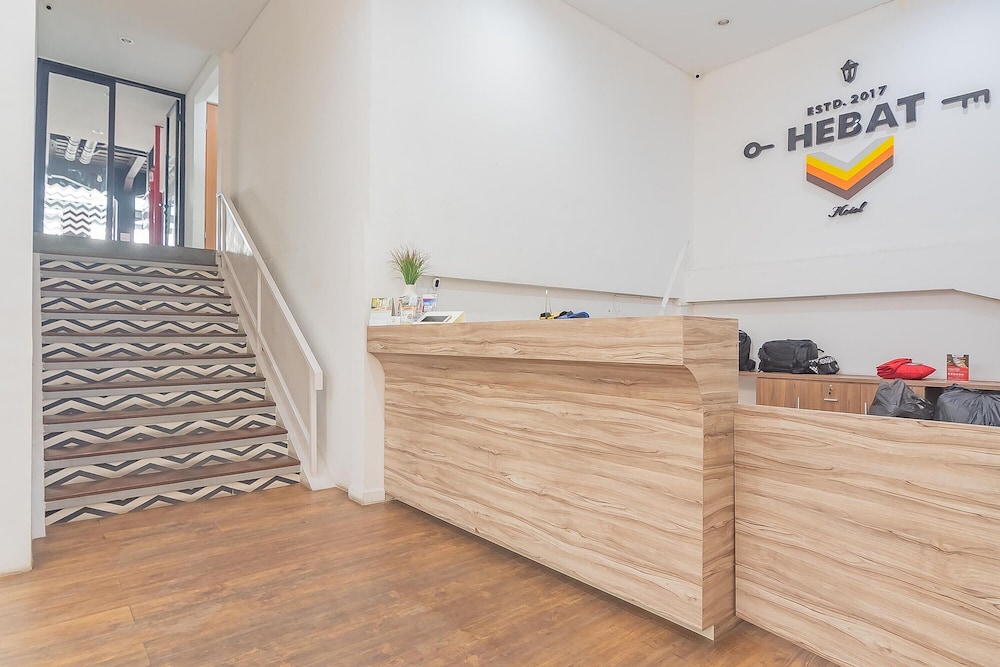 RedDoorz Premium @ Hotel Hebat 4/32
