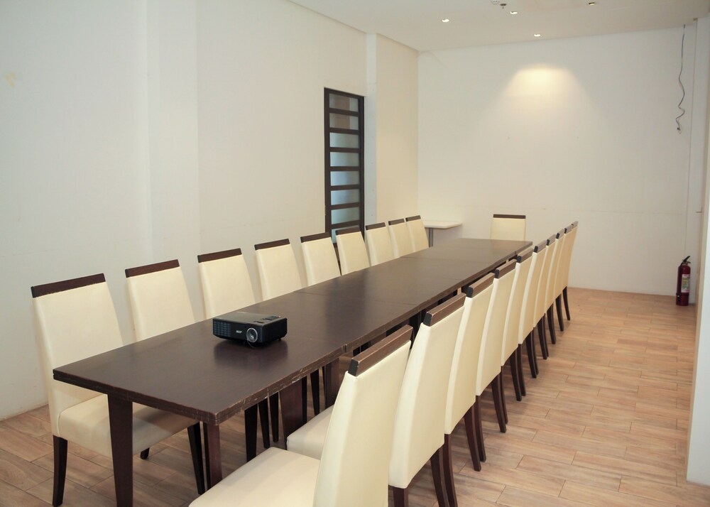 Casablanca Suites Near Airport 47/59