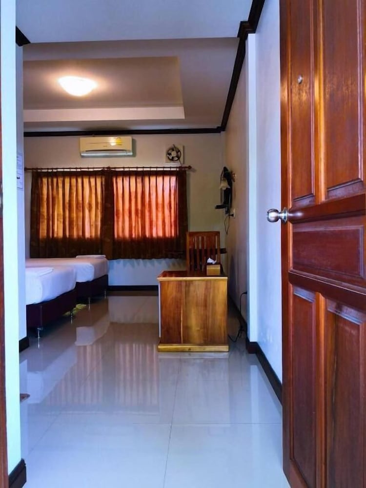Khum Nakhon Hotel 12/47