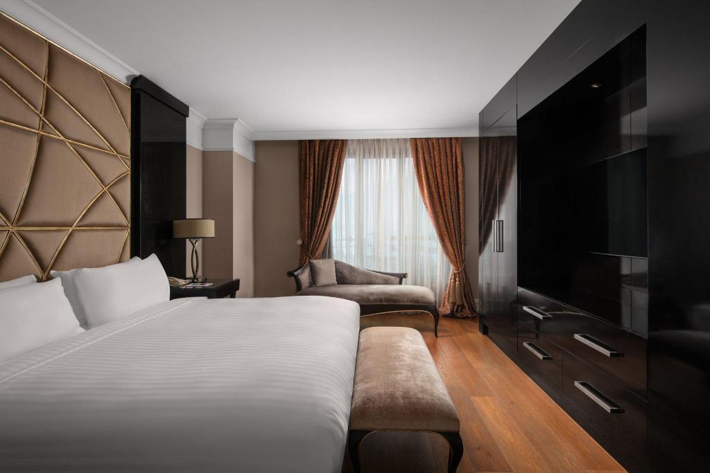Suite, King Bed, Sea View, Club Floor