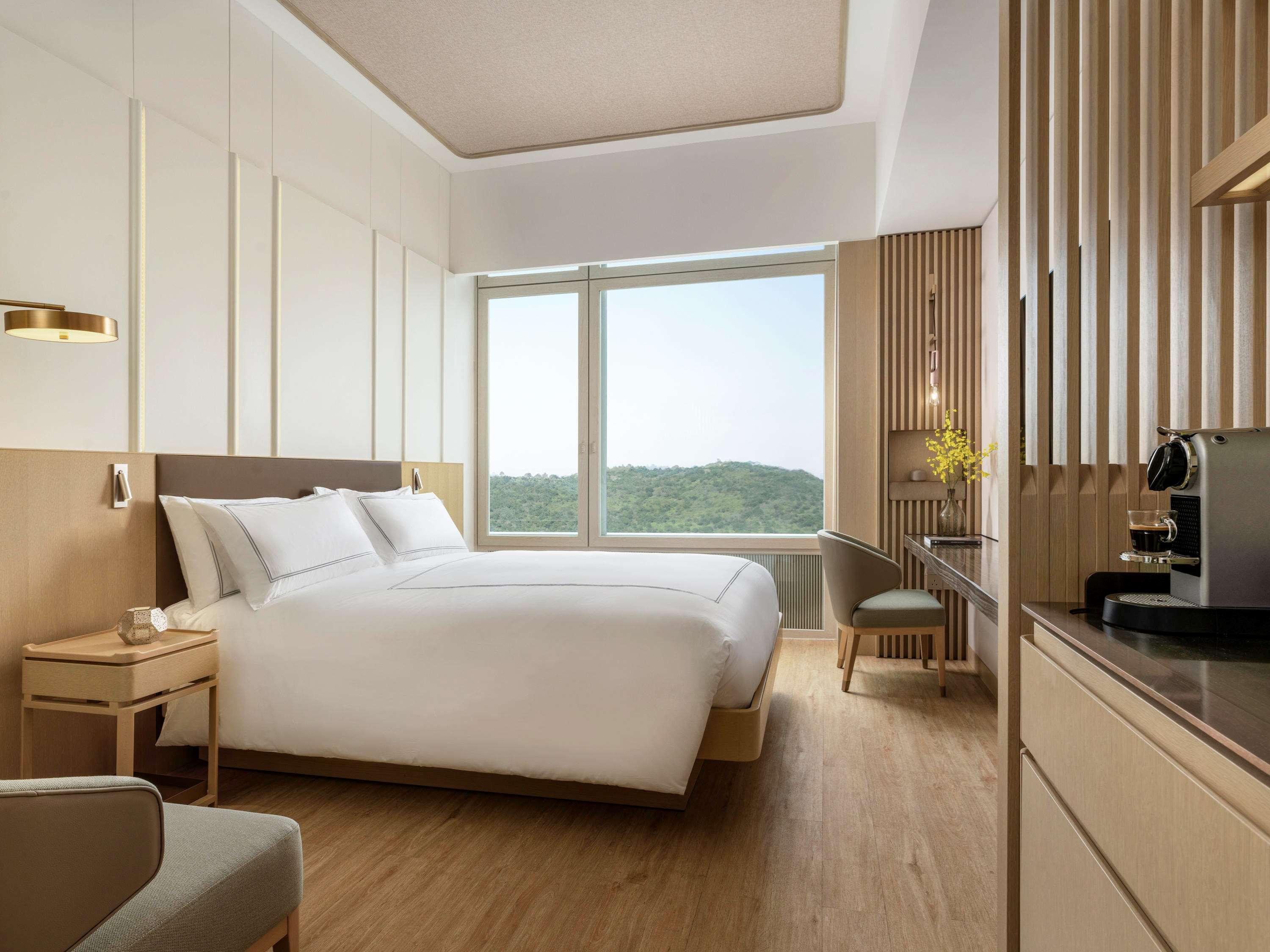 LUXURY, EXECUTIVE, KING BED, LOUNGE ACCESS, ACCESSIBLE