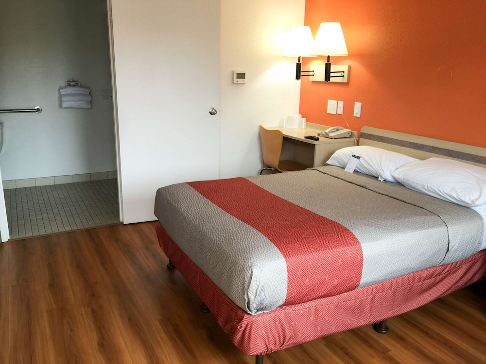 Motel6 Roseville, MN - Minneapolis North 20/33